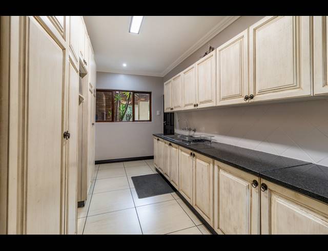 4 BEDROOM HOUSE FOR SALE IN LEEUWFONTEIN ESTATE